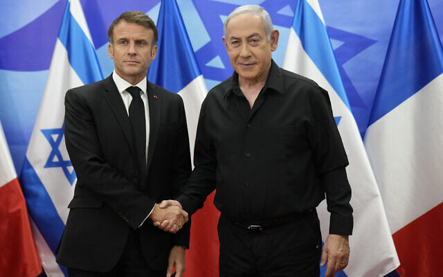 Prime Minister Benjamin Netanyahu (R) greets French President Emmanuel Macron before a meeting in Jerusalem on October 24, 2023. (Christophe Ena / POOL / AFP)